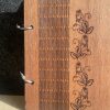 Holz-Gästebuch mit Ringbindung, Living Hinge und Rosengravur – handgefertigt bei M2CreativLab Götzis Vorarlberg